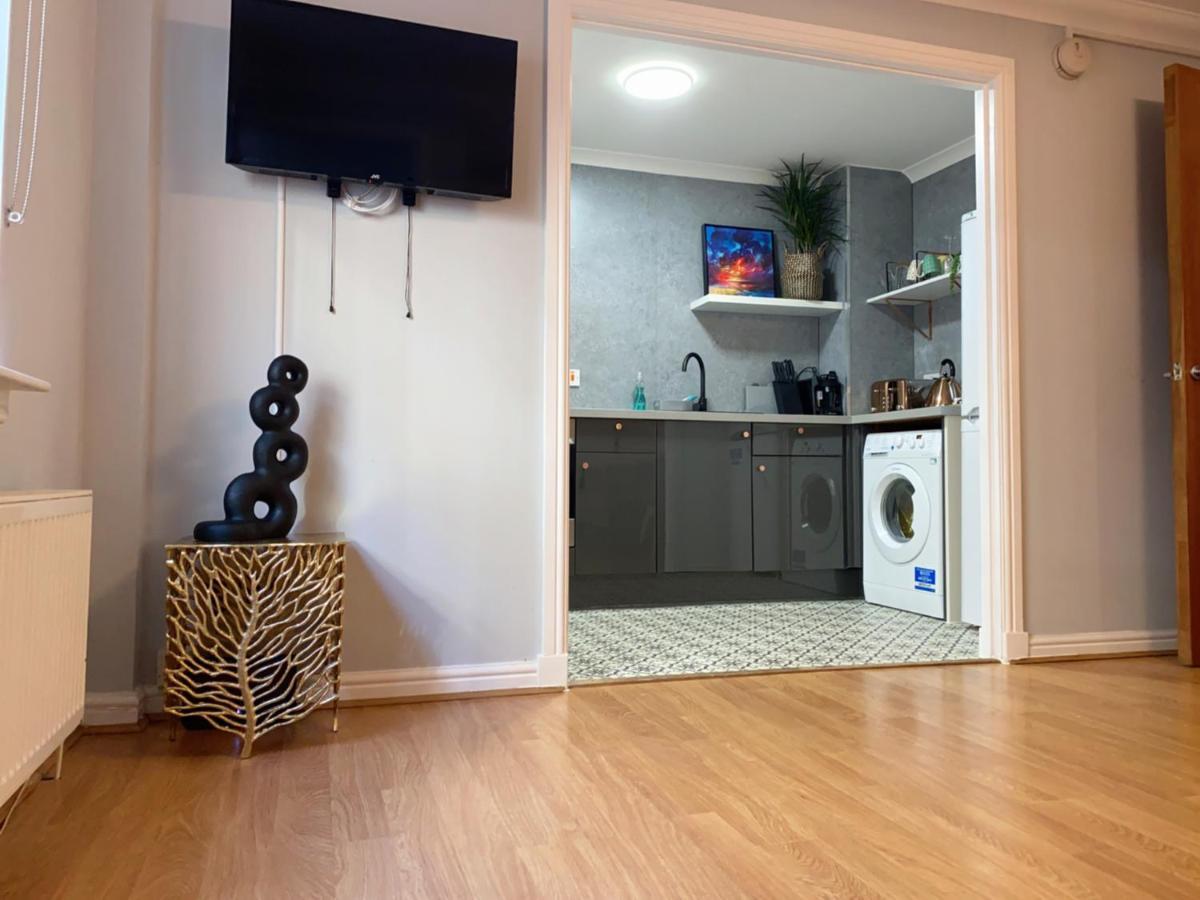 Private Main Door Lovely 2 Bedroom Apartment EDI Eksteriør billede