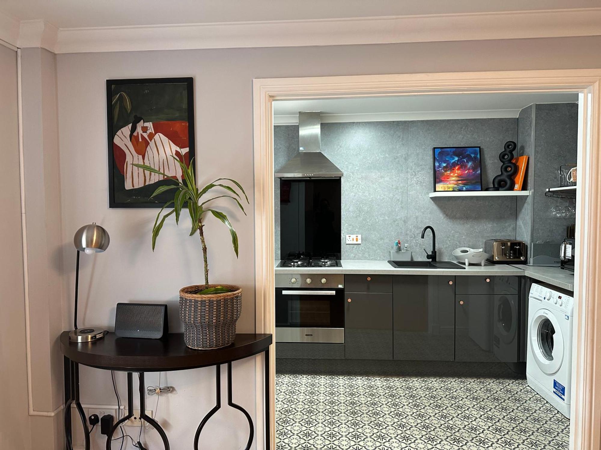 Private Main Door Lovely 2 Bedroom Apartment EDI Eksteriør billede